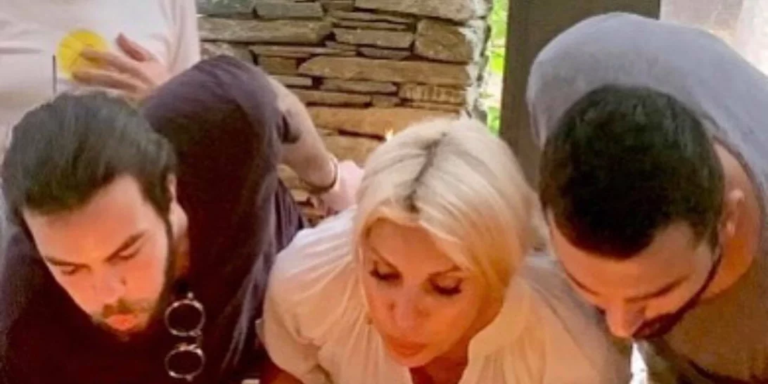 Ελένη Μενεγάκη | Η σπάνια φωτογραφία με τον αδερφό και τον γιο της και τα οικογενειακά γενέθλια