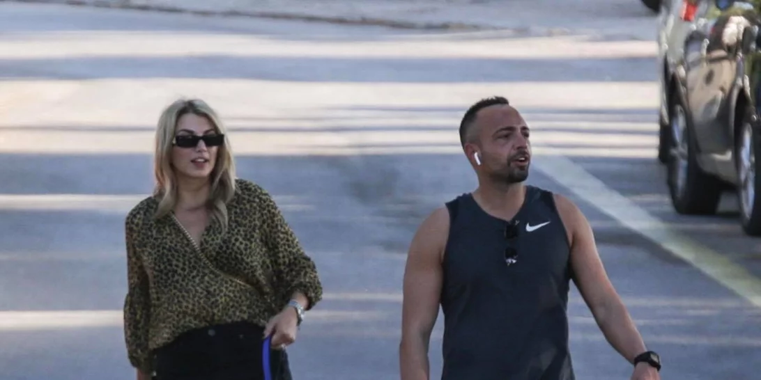 Κωνσταντίνα Σπυροπούλου | Με μαύρη mini φούστα σε πρόσφατη βόλτα με τον Βασίλη Σταθοκωστόπουλο
