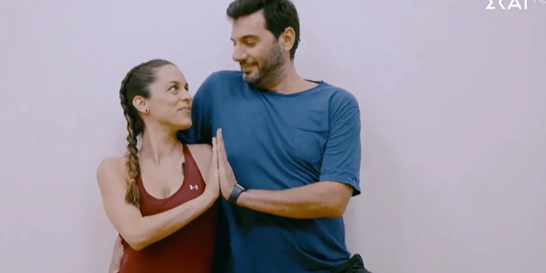 Παναγιώτης Χατζηδάκης | Κάνει ασκήσεις yoga για εγκύους, μαζί με την εγκυμονούσα σύζυγό του, Χαρά Σαράντη