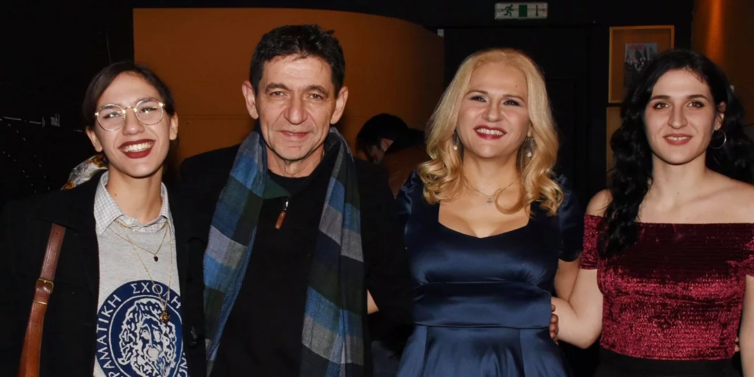 Γεράσιμος Σκιαδαρέσης - Μπέσυ Μάλφα | Οι κούκλες κόρες τους, Όλγα και Νίκη, τραγουδούν μαζί (vid)