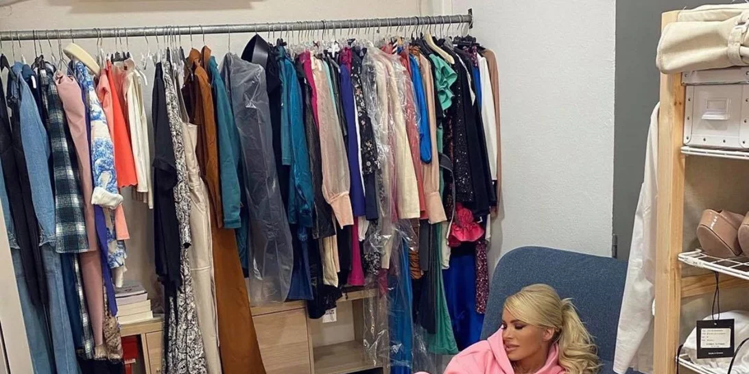 «Στο ολοκαίνουριο καμαρινάκι μου...» | Η Κατερίνα Καινούργιου ποζάρει στο νέο (γεμάτο ρούχα) καμαρίνι της