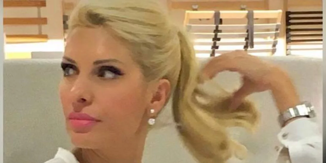 Ελένη Μενεγάκη | Καλημερίζει τους θαυμαστές της από το σαλόνι του σπιτιού της με κομψό office look