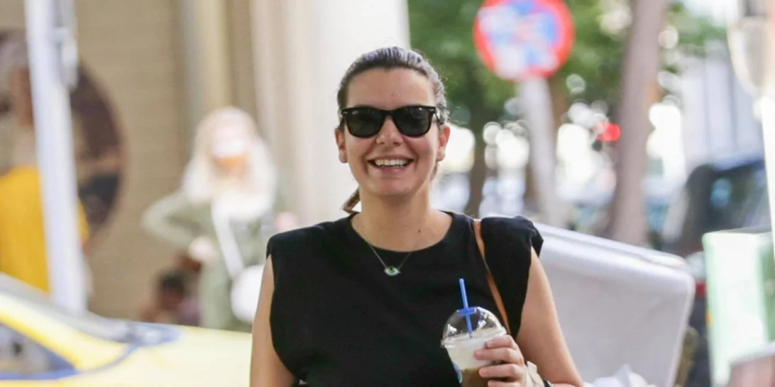 Νικολέττα Ράλλη | Βόλτα στο κέντρο της πόλης χωρίς μακιγιάζ και με casual look