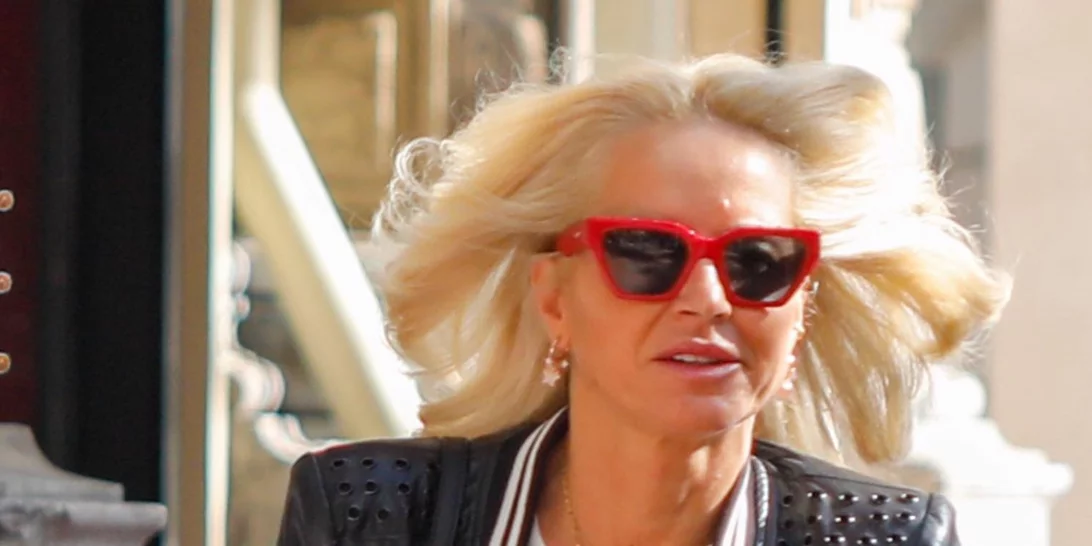 Μαρία Μπεκατώρου | Η εμφάνισή της με maxi φούστα και μαύρα sneakers