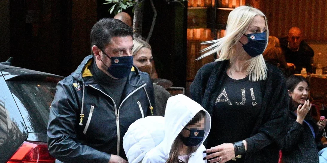 Νίκος Χαρδαλιάς – Γιώτα Παναγιωτοπούλου | Οικογενειακή βόλτα στο κέντρο της Αθήνας