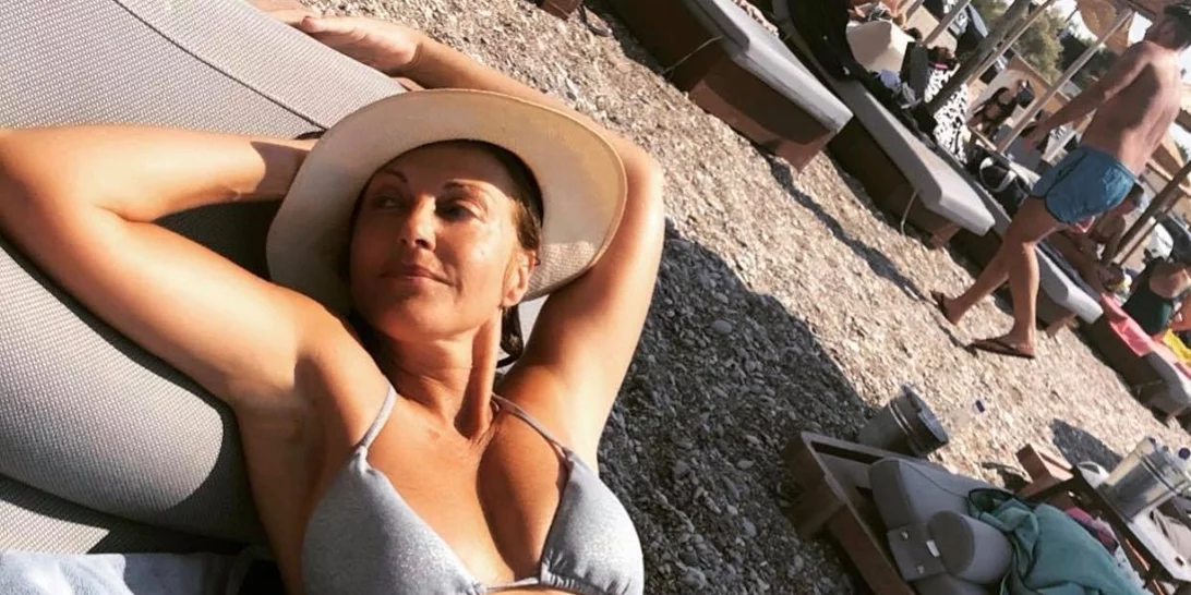 Αλεξάνδρα Παλαιολόγου | Η φωτογραφία από την παραλία με ασημί μπικίνι