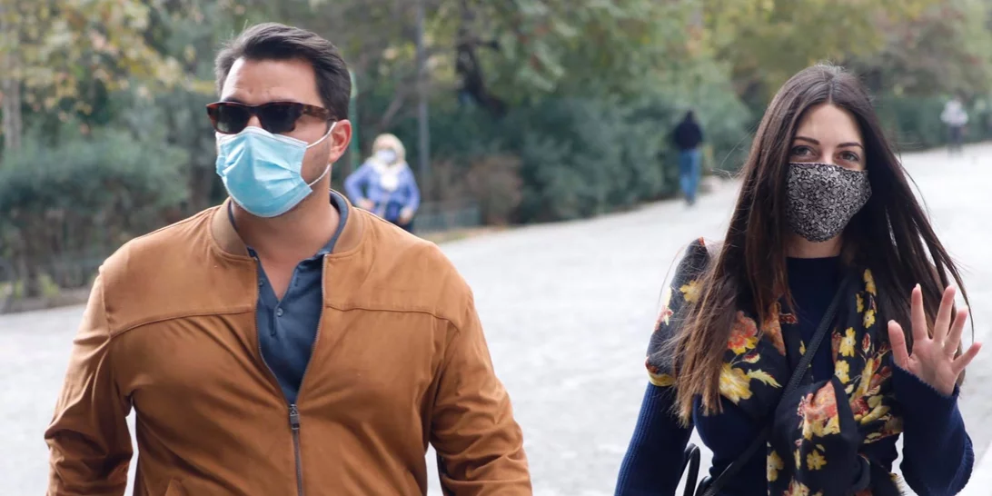 Φλορίντα Πετρουτσέλι | Έξοδος με τον σύζυγό της, Άρη Γούτο, με casual outfit