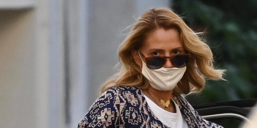 Τζένη Μπαλατσινού | Με casual outfit και πολύ φουσκωμένη κοιλίτσα