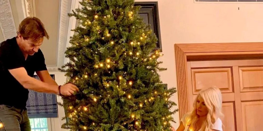 Update | Ελένη Μενεγάκη & Ματέο Παντζόπουλος μας δείχνουν πώς στόλισαν το πανύψηλο δέντρο τους (vid)