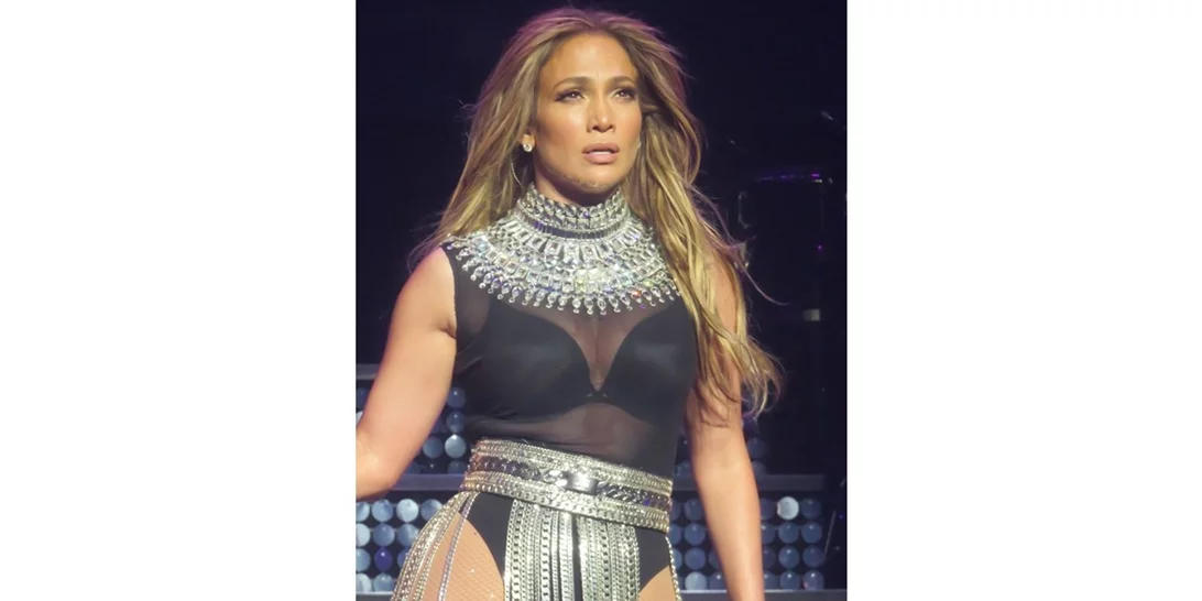 H εμφάνιση της JLo στα People’s Choice Awards είναι η ιδανική πρόταση για τις γιορτές