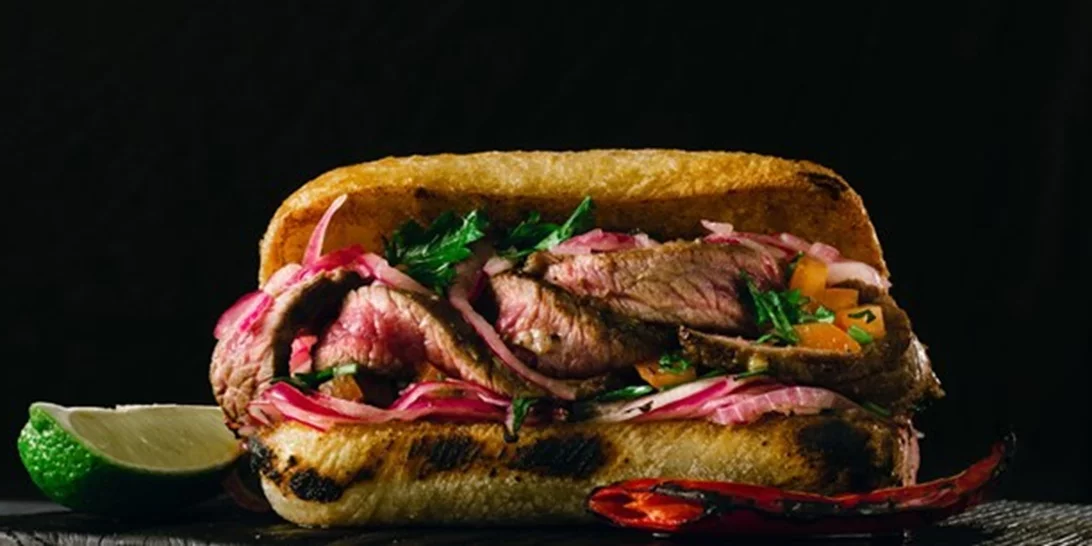 Σάντουιτς με μπριζόλα και relish ντομάτας