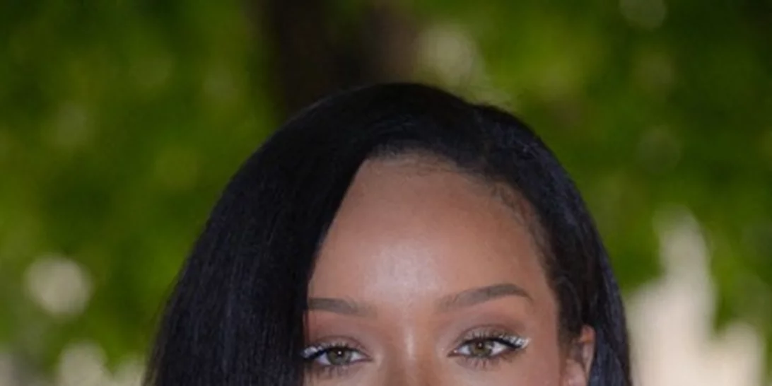 Rihanna | Βάφεται on camera και το αποτέλεσμα μάς αρέσει πολύ