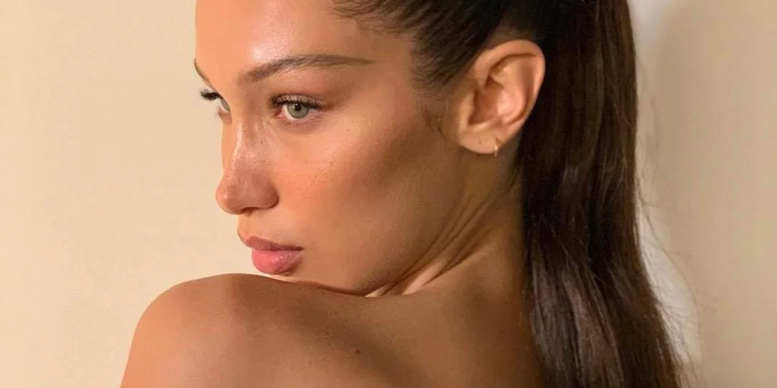 H Bella Hadid ποζάρει φορώντας ένα τζιν τζάκετ και τίποτα άλλο