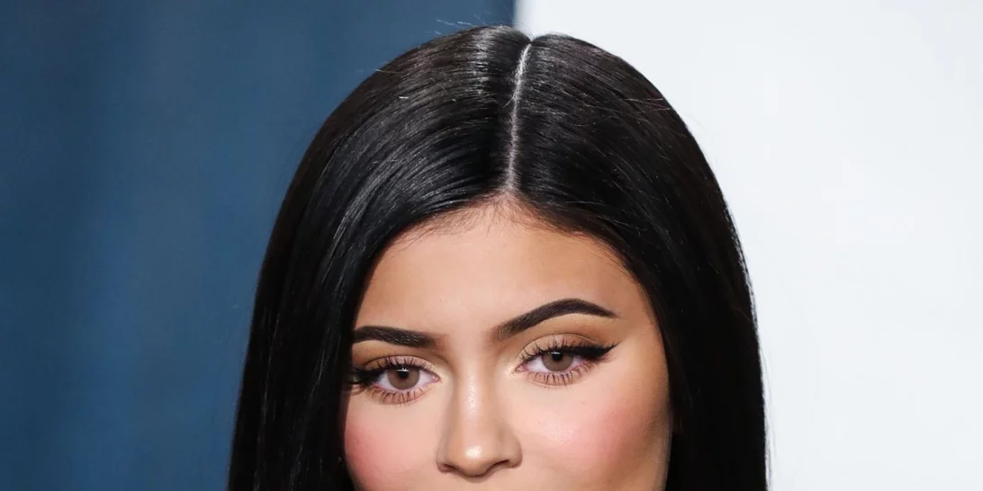 Kylie Jenner | Λανσάρει τη Χριστουγεννιάτικη beauty collection της με ένα απρόσμενο χρώμα μαλλιών