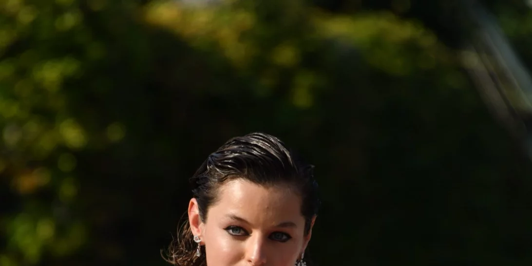 Τα στοιχεία του στιλ της Πριγκίπισσας Diana που η Emma Corrin αντιγράφει στην πραγματική της ζωή