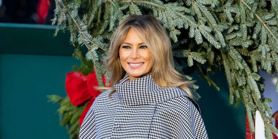 Melania Trump | Με κομψό καρό παλτό υποδέχτηκε το τελευταίο χριστουγεννιάτικο δέντρο