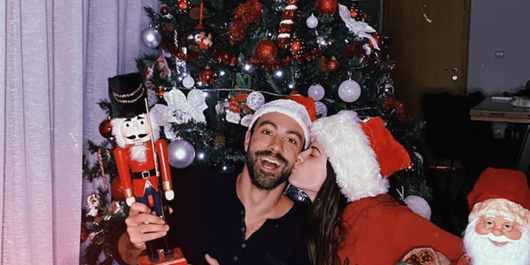 Σάκης Τανιμανίδης & Χριστίνα Μπόμπα | Η χριστουγεννιάτικη φωτογραφία του ζευγαριού