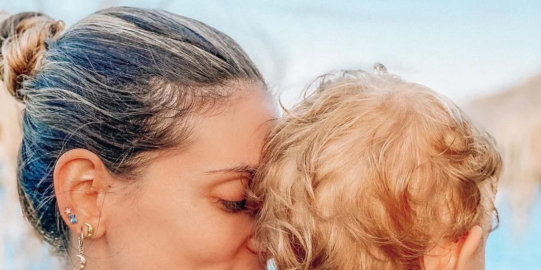 Αθηνά Οικονομάκου | Φωτογραφίζει το γιο της, Μάξιμο, στο δρόμο για το σχολείο