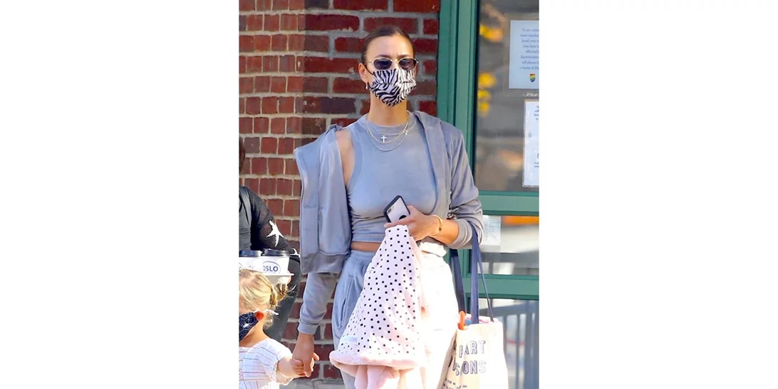 Irina Shayk | Φόρεσε τις βελούδινες φόρμες με τον πιο σύγχρονο τρόπο