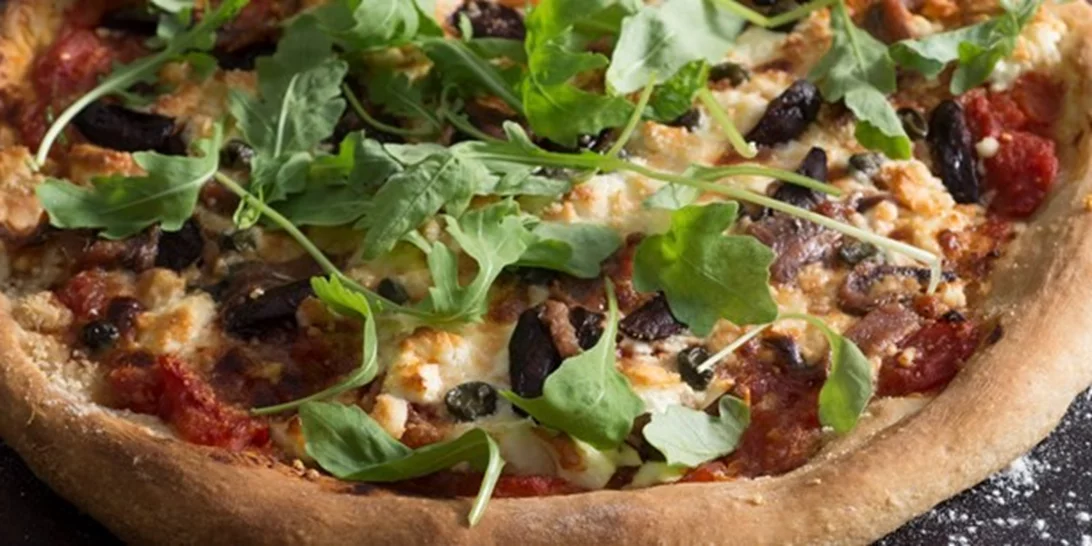 Πίτσα με ρικότα, ελιές, κάππαρη και αντζούγιες