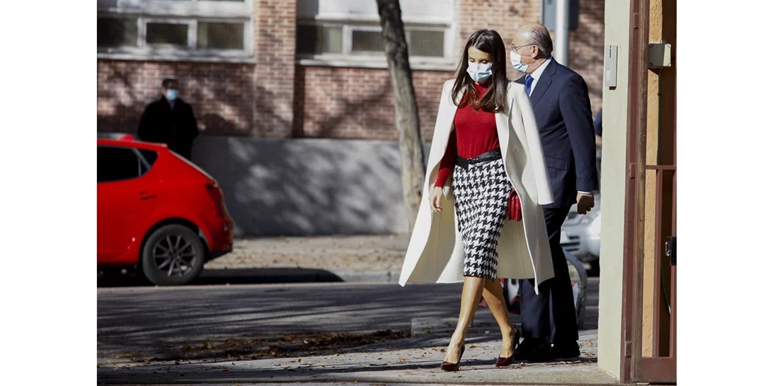 Η chic εμφάνιση της βασίλισσας Letizia με καρό φούστα