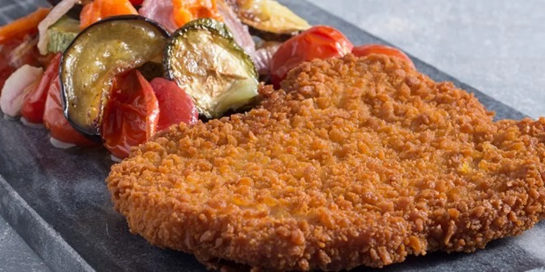 Σνίτσελ από φιλέτο κοτόπουλου με ανάμεικτα ψητά λαχανικά