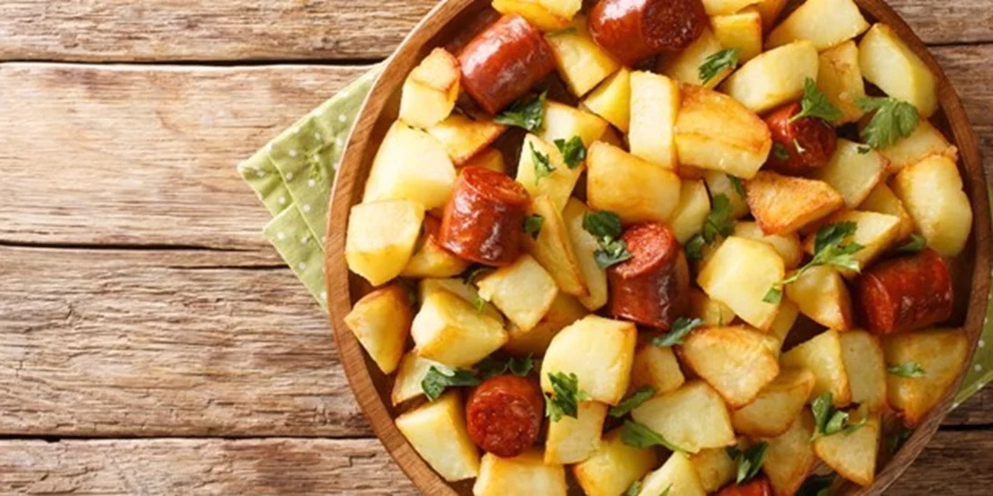 Πατάτες αντιναχτές με λουκάνικα