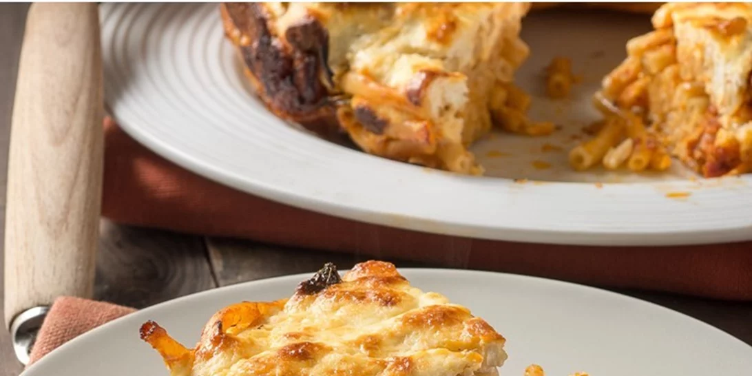 Παστίτσιο με ντομάτα, λουκάνικο και φέτα