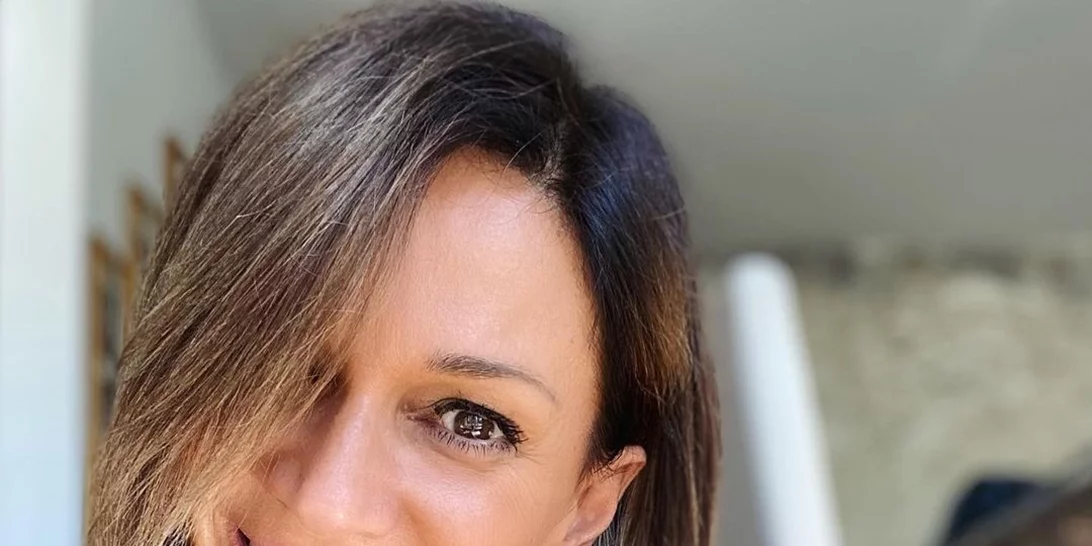 Έλλη Κοκκίνου | Στόλισε το χριστουγεννιάτικο δέντρο αγκαλιά με ένα νέο «φίλο»