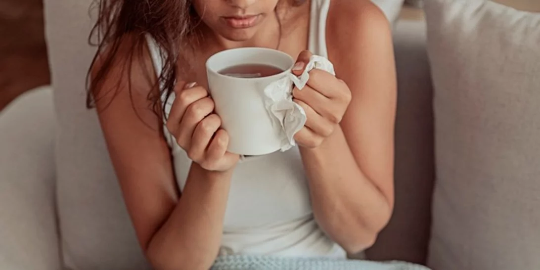 Ποια είναι τα ήπια συμπτώματα COVID-19 – και ποια τα «μέτρια»; Τι μπορεί να νιώθεις εάν περνάς «στο πόδι» τον κορονοϊό;