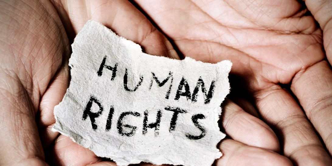 «Show Me the Signs» - Δημοπρασία για την υποστήριξη οικογενειών μαύρων γυναικών που σκοτώθηκαν από αστυνομική βία