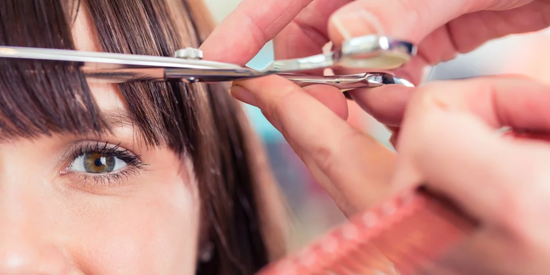 Πώς να κόψω τις αφέλειες μόνη μου σπίτι; 'Εχουμε τη λύση!