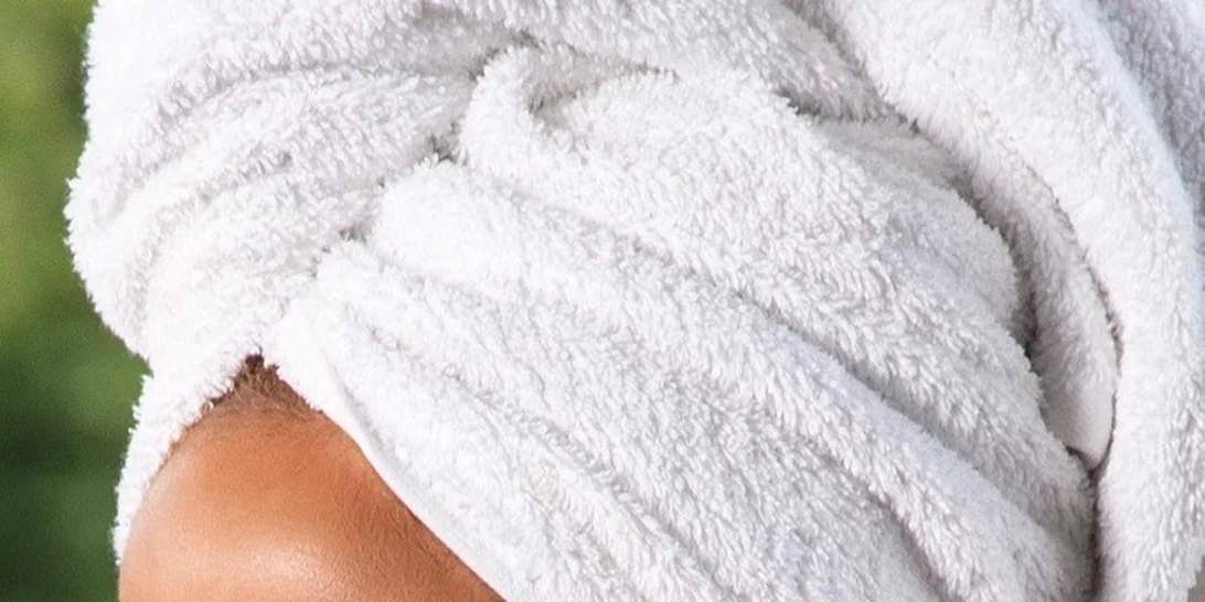 How to | Το λαμπερό μακιγιάζ που κρύβει έως και 10 χρόνια