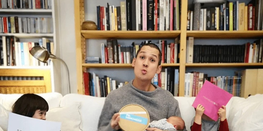 Σωτήρης Κοντιζάς | Ποζάρει με τα τρία παιδιά του στο σαλόνι του σπιτιού τους