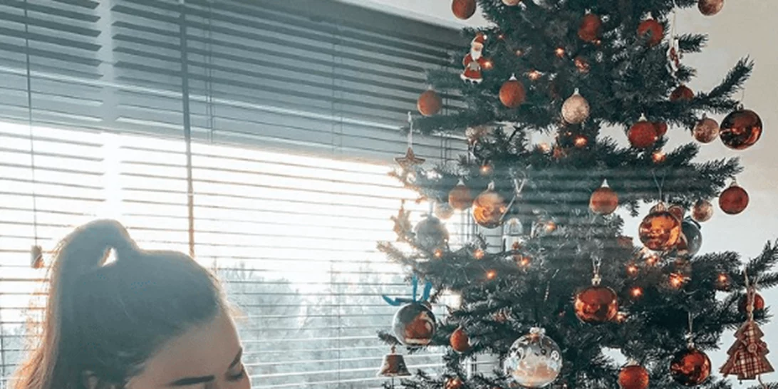 Όλγα Φαρμάκη | Ποζάρει δίπλα στο χριστουγεννιάτικο δέντρο λίγο πριν γεννήσει