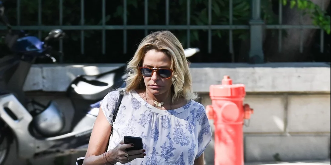 Τζένη Μπαλατσινού | Με αέρινο maxi φόρεμα λίγο πριν γίνει μαμά για τέταρτη φορά