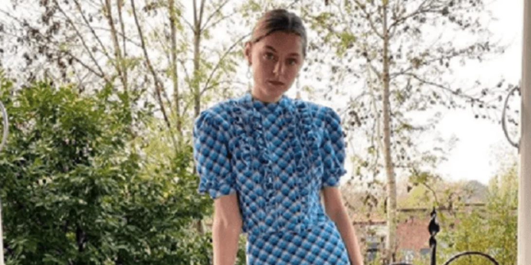 Emma Corrin | Οι 8 εμφανίσεις που αποκαλύπτουν το στιλ της νέας "Πριγκίπισσας Diana"