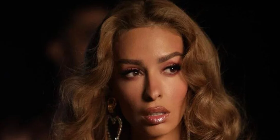 Κοκκινομάλλα με αφέλειες η Ελένη Φουρέιρα