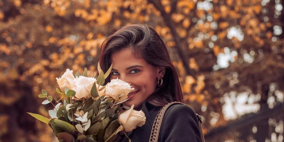 Χριστίνα Μπόμπα | Με πράσινο mini φόρεμα στην πρώτη ολόσωμη φωτογραφία μετά την ανακοίνωση της εγκυμοσύνης