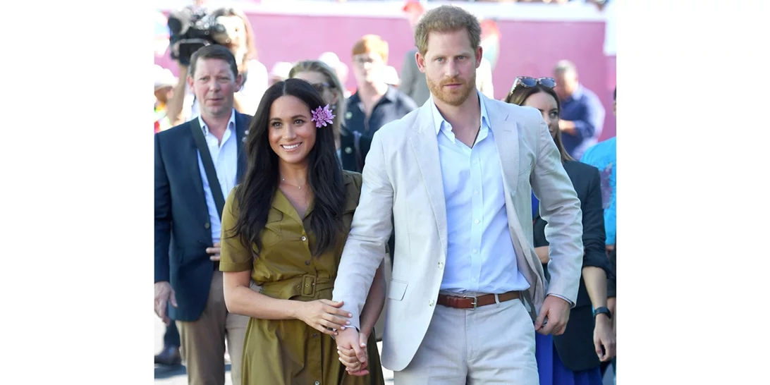 Ο πρίγκιπας Harry και η Meghan Markle αγοράζουν παιδικά σκουφάκια για καλό σκοπό