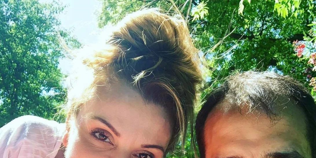 Ματίνα Νικολάου | Φωτογραφίζεται μαζί με τον Βασίλη Πορφυράκη στο στολισμένο σπίτι της