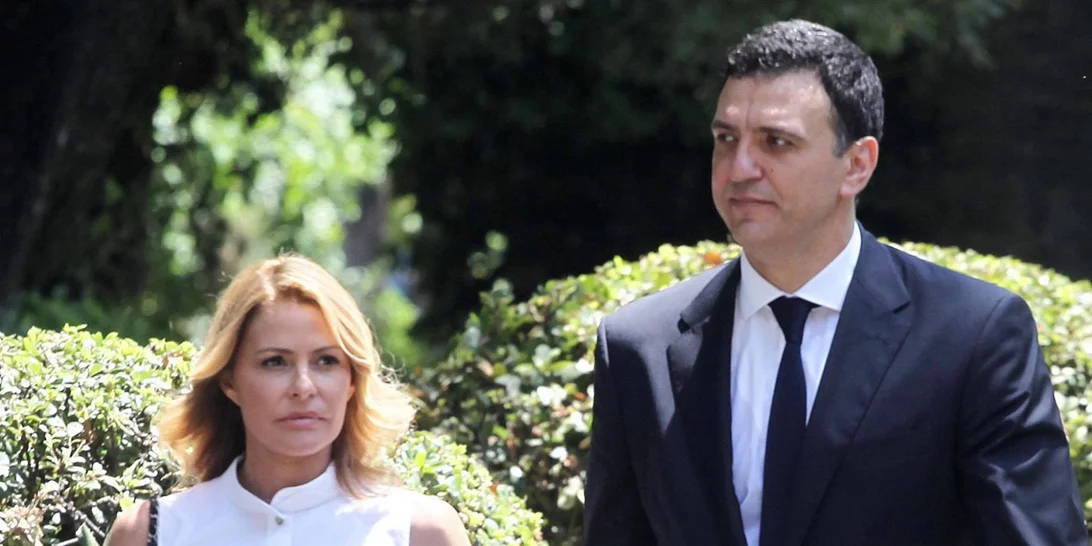 Η Τζένη Μπαλατσινού νονά με εντυπωσιακό σατέν φόρεμα