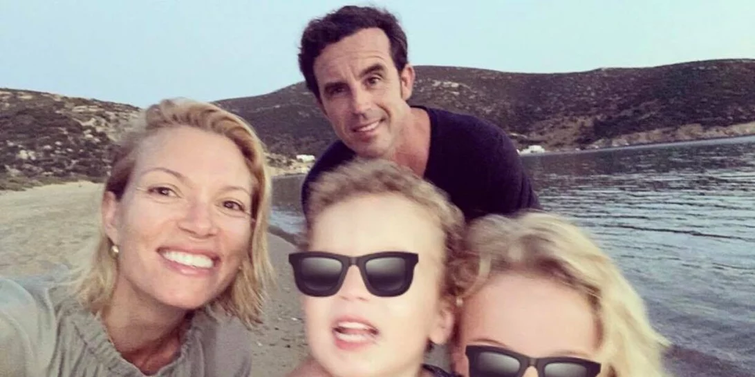 Βίκυ Καγιά - Ηλίας Κρασσάς | Ο χορός των παιδιών τους δίπλα στο χριστουγεννιάτικο δέντρο (vid)