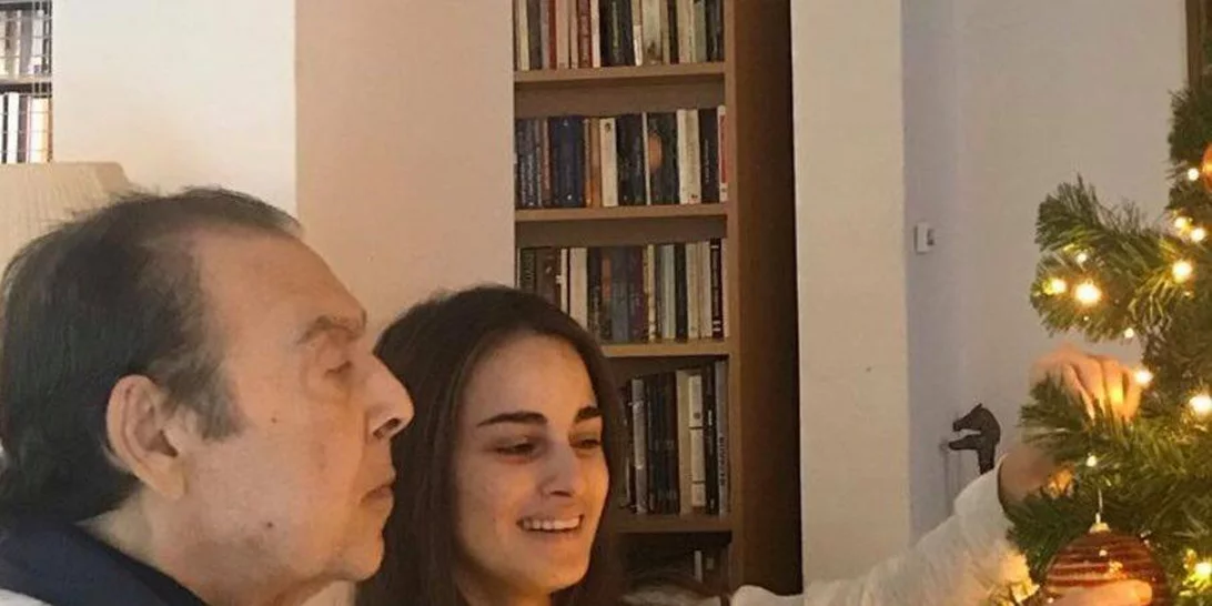 Τόλης Βοσκόπουλος | Στολίζει το χριστουγεννιάτικο δέντρο με την κόρη του, Μαρία -Η απάντηση για την κατάσταση της υγείας του