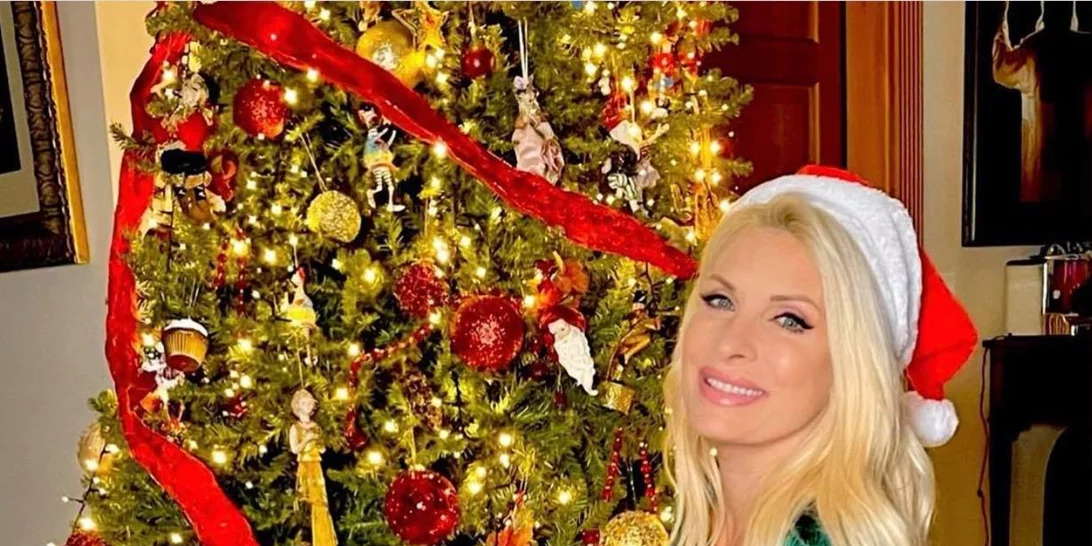 Eleni Santa Claus | Η Ελένη Μενεγάκη ποζάρει με mini φόρεμα δίπλα στο εντυπωσιακό χριστουγεννιάτικο δέντρο της