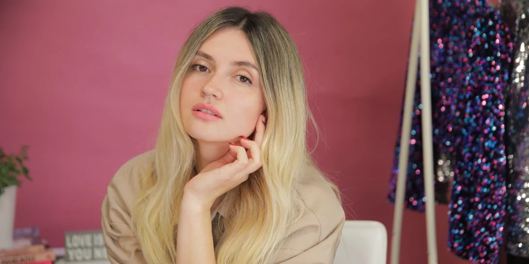 Η Janna Sireac μάς δείχνει πώς να αντιγράψουμε τα αγαπημένα χτενίσματα των fashion girls