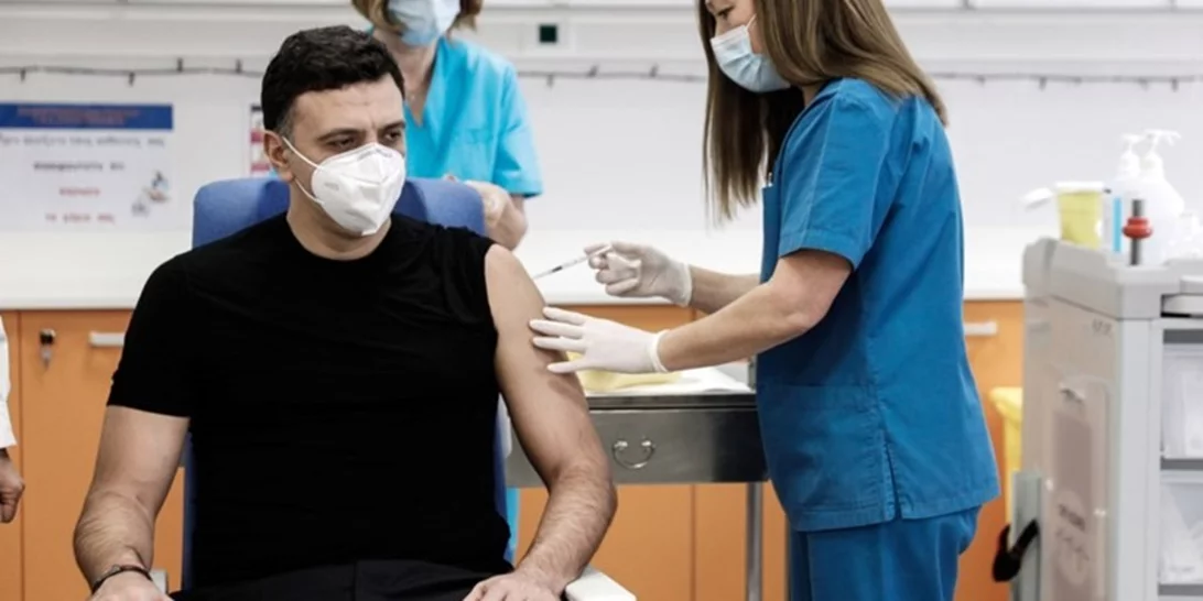 Εμβολιάστηκε και ο υπουργός Υγείας Βασίλης Κικίλιας | Είναι ζήτημα ζωής