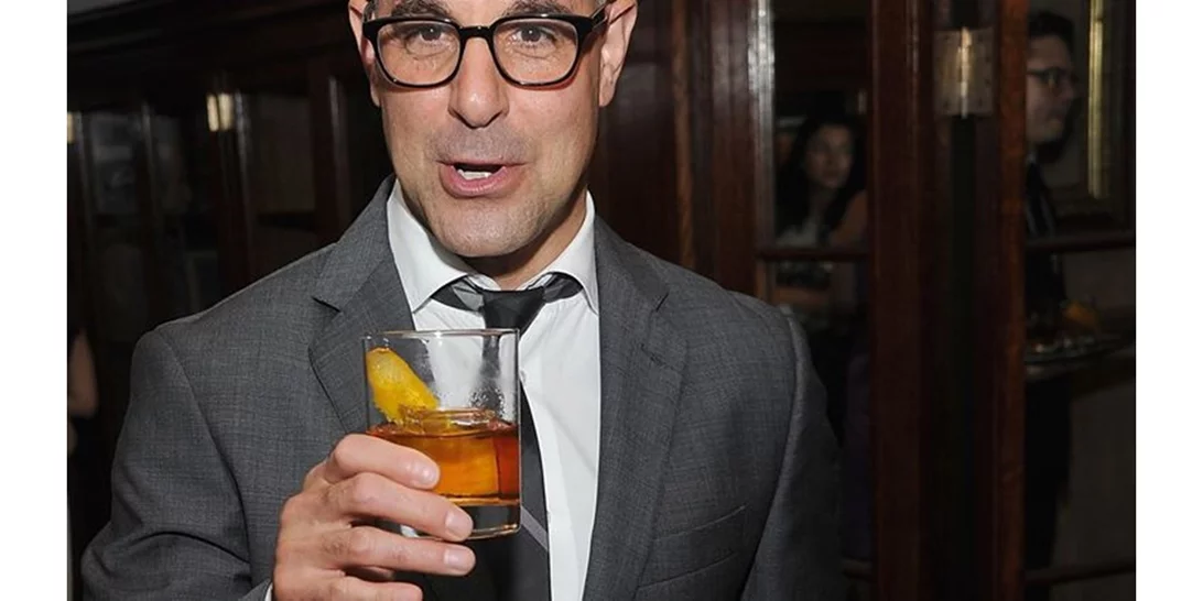 Ο Stanley Tucci φτιάχνει γιορτινά κοκτέιλ με τη βοήθεια των Emily Blunt και John Krasinski