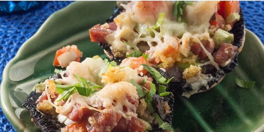 Μανιτάρια γεμιστά με μπέικον και ντομάτες