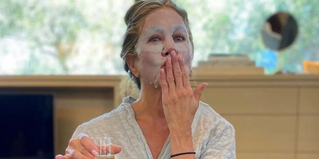 Ακροβατικά στο μπάνιο | Η Jennifer Aniston αποκάλυψε μια αδημοσίευτη φωτογραφία με δυνατό μήνυμα